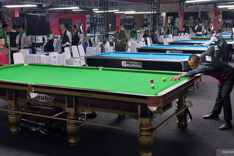 Pebiliar tim Sumatera Utara Jaka Kurniawan (kanan) berlaga bersama pasangannya Marlando Sihoming melawan pasangan wakil Jawa Barat Irwanto Sitepu/M Zulfikri dalam partai semifinal nomor english billiard 250 point double cabang biliar PON Aceh-Sumut 2024 di Pardede Hall, Medan, Rabu (11/9/2024). Jaka/Marlando berhasi memenangkan laga itu dengan skor 252-232 untuk melaju ke final menghadapi tim Aceh. (ANTARA/Aloysius Lewokeda)