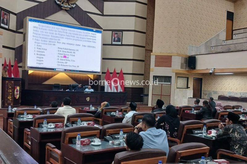 Rapat paripurna penetapan fraksi-fraksi DPRD Jember periode 2024-2029 di ruang sidang utama DPRD Jember, Rabu (11/9/2024). (ANTARA/Zumrotun Solichah)