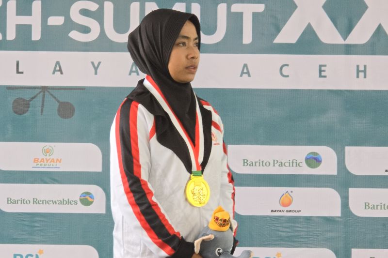 Atlet Jateng Fadhzilatul Al Azmi berhasil meraih medali emas di Pekan Olahraga Nasional (PON) 2024 Aceh-Sumut melalui cabang petanque nomor shooting putri yang digelar di Sport Center USK, Banda Aceh pada Rabu (11/9/2024). ANTARA/Hendri Sukma Indrawan