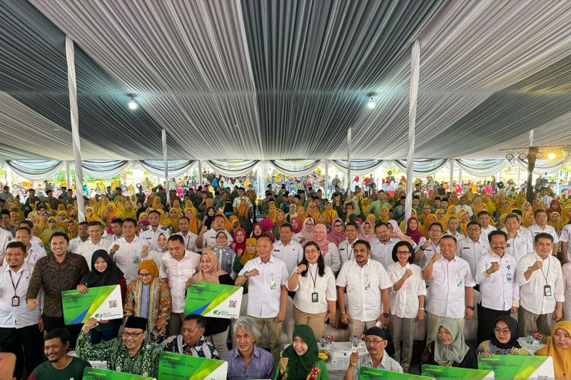 Wali Kota Surabaya Eri Cahyadi berfot bersama dengan penerima simbolis kartu BPJS Ketenagakerjaan. ANTARA/Indra Setiawan