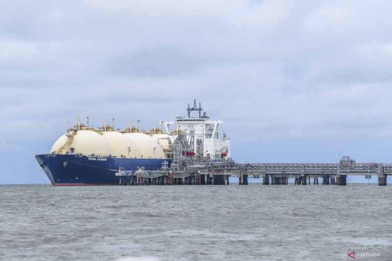 Kapal LNG melakukan pengisian gas di Lapangan Gas Tangguh, Kabupaten Teluk Bintuni, Papua Barat, Jumat (24/11/2023). . ANTARA FOTO/Galih Pradipta/nym.