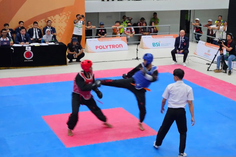 Pertandingan hapkido nomor daeryun kelas 67-72 kilogram putra antara Thariqi Asni Khazirun asal Jawa Barat (protector merah) melawan Aldho Rivelino Suherman (protector biru) asal Sulawesi Tenggara memainkan pertandingan final PON XXI Aceh-Sumatera Utara 2024 di GOR KONI, Banda Aceh, Rabu (11/9/2024). (ANTARA/RAUF ADIPATI)