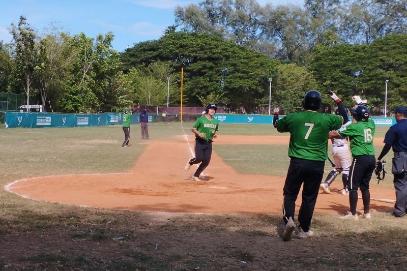 Pemain Banten, Ray T Santoso mencetak poin usai berhasil kembali ke home base saat bertanding dengan tim Jawa Barat pada babak super round baseball di Lapangan Tugu Universitas Syiah Kuala (USK), Darussalam, Banda Aceh, Rabu (11/9/2024). ANTARA/HO-Dokumentasi Pribadi