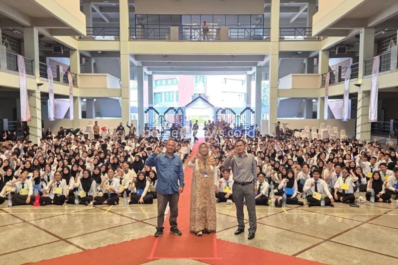 Wakil Rektor Bidang Pembelajaran dan Kemahasiswaan Universitas Trilogi Jakarta Anies Lastiati (tengah), Wakil Ketua Komisi Nasional Disabilitas Nasional Deka Kurniawan (kanan), dan perwakilan Jurnalis Kreatif Bachtiar mengangkat jari kelingking sebagai simbol inklusi pada seminar Kita Inklusi, Kita Berprestasi di Universitas Trilogi, Jakarta, Rabu (11/9/2024). (ANTARA/HO-Universitas Trilogi)