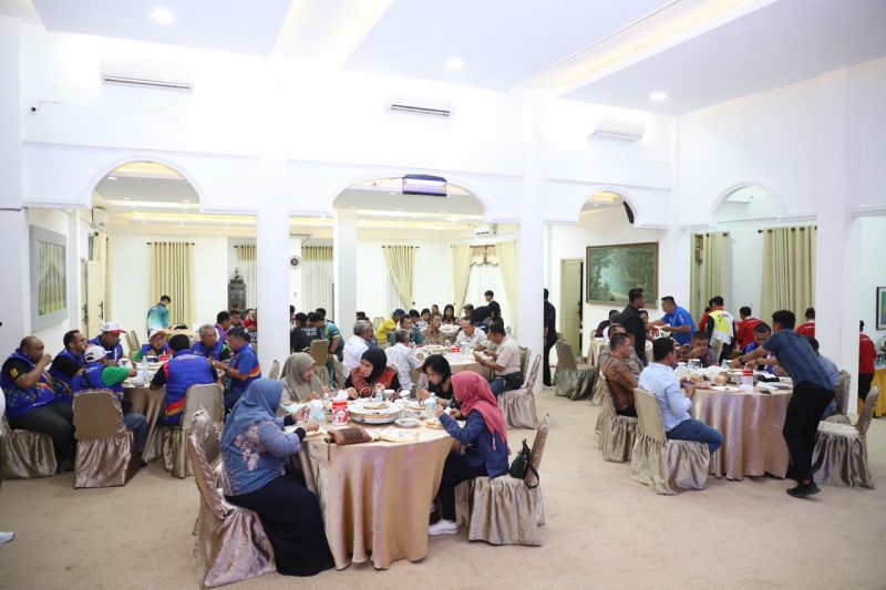 Pj Bupati Aceh Besar menjamu atlet cabang olahraga kurash Pekan Olahraga Nasional (PON) XXI Aceh-Sumut 2024 dengan menu kuah beulangong atau kuah beulanga di Meuligoe, Jantho (ANTARA/ HO-MC Aceh Besar)