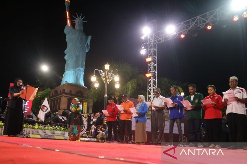 Ketua KPU Kota Madiun Pita Anjarsari memimpin pembacaan ikrar dan kesepakatan penandatanganan pilkada damai oleh perwakilan pengurus partai politik dalam kegiatan penerimaan arak-arakan kirab Maskot Pilkada Serentak 2024 di Pahlawan Bisnis Center (PBC) Kota Madiun, Rabu (11/9/2024) malam. ANTARA/Louis Rika