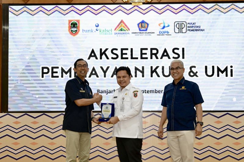 Kepala Kanwil DJPb Kalsel Syafriadi (kiri) usai penandatanganan kerja sama pengembangan KUR dan UMi bersama pemerintah provinsi di Banjarbaru, Kalimantan Selatan, Rabu (11/9/2024). (ANTARA/HO-DJPb Kalsel)
