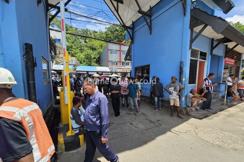Suasana pemasangan pintu otomatis di Pelabuhan Jayapura, Kota Jayapura, Papua. (ANTARA/Qadri Pratiwi)