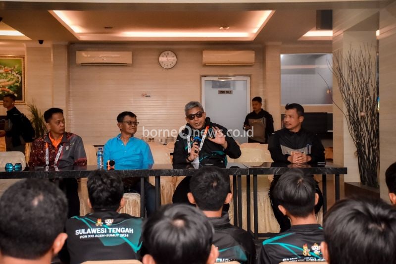 Ketua Kontingen Provinsi Sulteng Brigjen TNI Dody Triwinarto (kedua kanan) mengunjungi atlet sepak bola Sulteng pada ajang PON 2024 di Aceh, Selasa (10/9/2024). (ANTARA/HO-Satgas PON Sulteng)