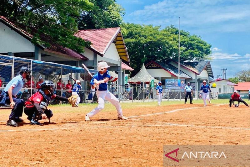 Atlet sofbol putra Jawa Barat bersiap melakukan pukulan saat melawan tuan rumah Aceh pada ajang PON Aceh-Sumut 2024 di Lapangan Teuku Umar Meulaboh, Kabupaten Aceh Barat, Rabu (9/11/2024). (ANTARA/Teuku Dedi Iskandar)
