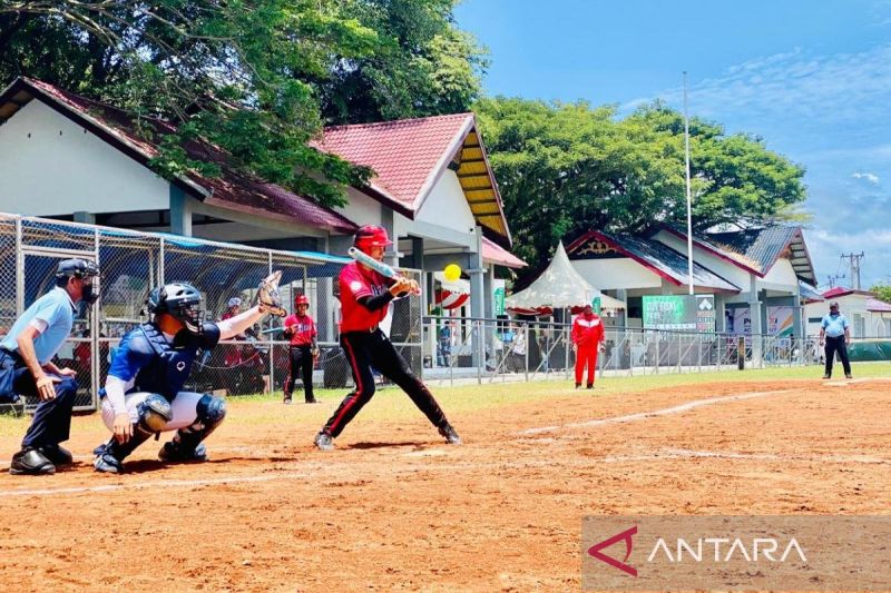 Atlet sofbol putra Aceh bersiap melakukan pitching (pukulan) saat melawan tim Jawa Barat dalam babak penyisihan PON Aceh-Sumut yang berlangsung di Lapangan Teuku Umar Meulaboh, Kabupaten Aceh Barat, Rabu (11/9/2024) siang. (ANTARA/Teuku Dedi Iskandar)