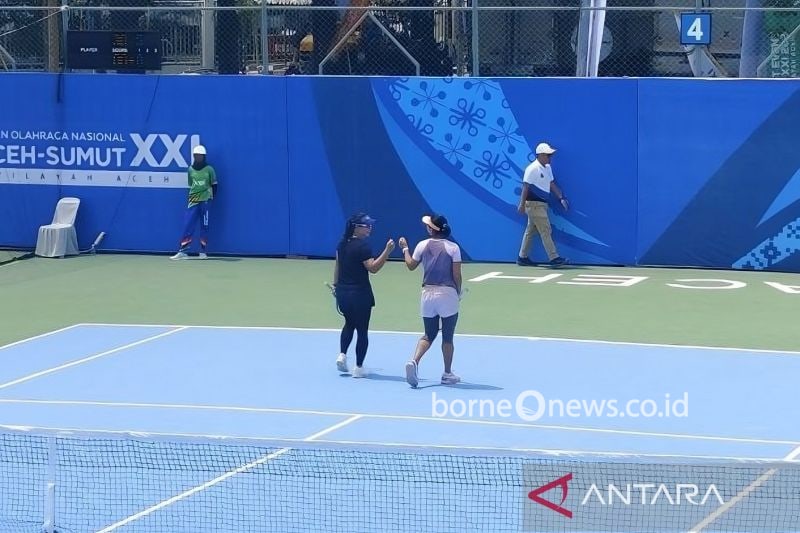 Petenis kontingen Jawa Timur, Aldilla Sutjiadi dan Beatrice Gumulya, melakukan tos dalam pertandingan babak penyisihan nomor beregu putri tenis PON XXI Aceh-Sumut 2024 di lapangan tenis Stadion Harapan Bangsa, Banda Aceh, Rabu (11/9/2024). ANTARA/Nadia Putri Rahmani