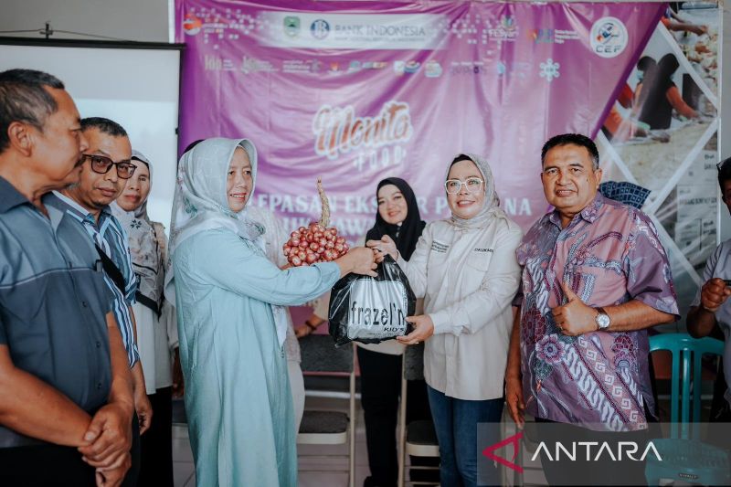 Kepala Dinas Pertanian Kabupaten Solok Kennedy Hamzah (kiri) saat mengunjungi tempat hilirisasi bawang merah di Kabupaten Kuningan, Jawa Barat. ANTARA/HO-Diskominfo Solok.