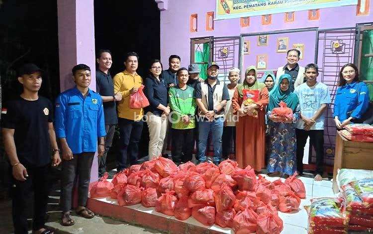 Ketua KNPI Barito Timur Barito Timur Beri Bantuan Bahan Pokok 104 KK Terdampak Banjir di Pematang Karau