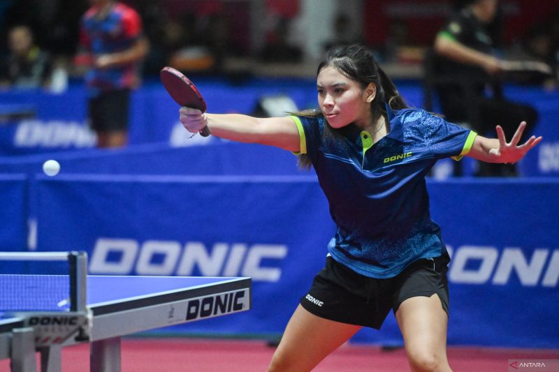 Petenis meja Sumatera Utara Vina Rona mengembalikan bola saat bertanding melawan petenis meja DKI Jakarta Rina Sintya pada babak perempat final beregu putri tenis meja PON XXI Aceh-Sumut 2024 di GOR Angsapura Medan, Sumatera Utara, Rabu (11/9/2024). Tim DKI Jakarta menang atas Sumatera Utara dengan skor 3-1. ANTARA FOTO/Rivan Awal Lingga/nz