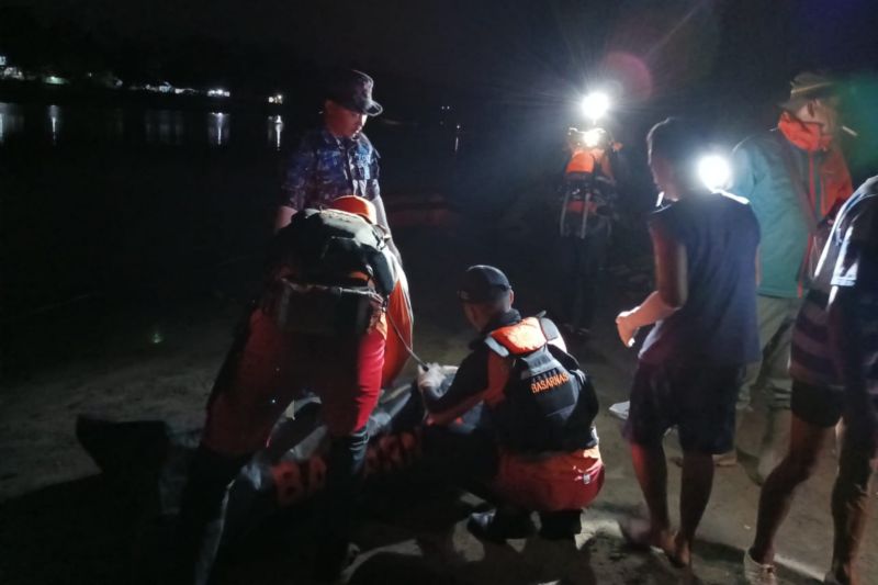 Petugas mengevakuasi korban nelayan yang hilang di perairan laut Kabupaten Garut, Jawa Barat, Rabu (11/9/2024) malam. (ANTARA/HO-Satpolairud Polres Garut)