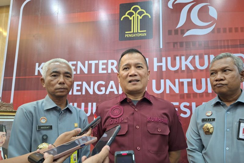 Direktur Jenderal Hak Asasi Manusia Kementerian Hukum dan HAM Dhahana Putra (tengah) berikan keterangan kepada wartawan di Kantor Wilayah Kemenkumham Jawa Tengah di Semarang, Kamis (12/9/2024). ANTARA/Fianda Sjofjan Rassat