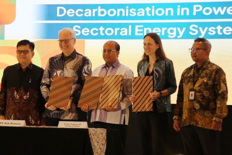 Direktur KfW di Indonesia , Burkhard Hinz (dua dari kiri), Direktur Manajemen Risiko PT PLN (Persero) Suroso Isnandar (tiga dari kiri) dan Direktur Program Energi GIZ Indonesia/ASEAN Lisa Tinschert (dua dari kanan), melakukan penandatanganan pembaruan MOU antara PLN, GIZ, dan KfW di Jakarta, Rabu (11/9/2024) (ANTARA/HO/GIZ)