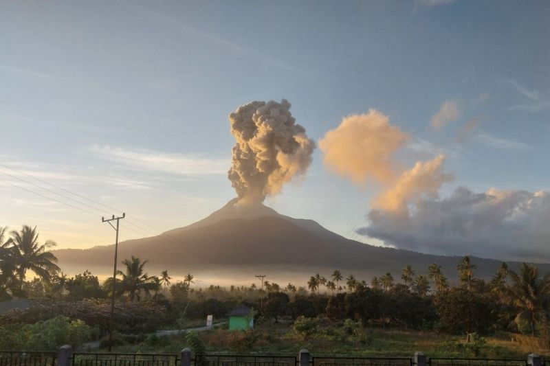 Erupsi Gunung Lewotobi Tercatat Setinggi 900 Meter, Masyarakat Diimbau Waspada
