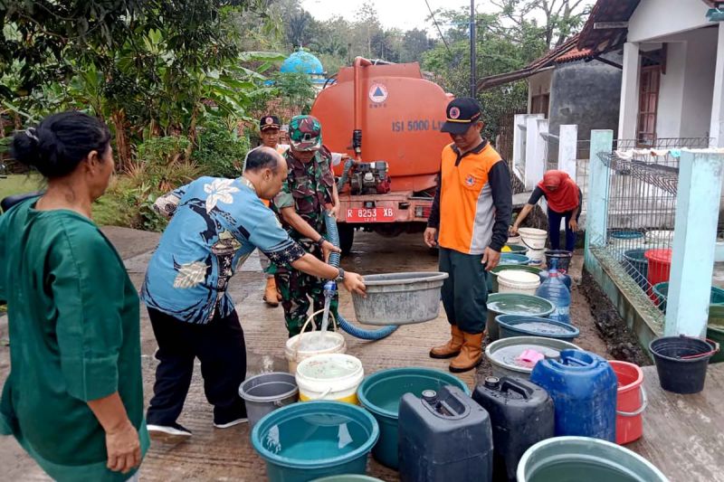Petugas BPBD Kabupaten Cilacap mendistribusikan bantuan air bersih untuk warga terdampak kekeringan di Desa Bantarmangu, Kecamatan Cimanggu, Cilacap, Jawa Tengah, Kamis (12/9/2024). ANTARA/HO-BPBD Cilacap
