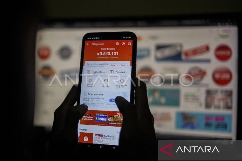 Nasabah sedang mengakses aplikasi layanan pembiayaan paylater. (ANTARA FOTO/Yulius Satria Wijaya/tom/aa.)