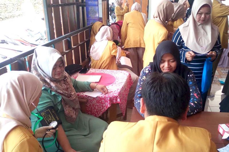 Ilustrasi - Kegiatan promosi kesehatan yang dilakukan tim Program Penguatan Kapasitas Organisasi Mahasiswa Himpunan Mahasiswa Jurusan Keperawatan (PPK Ormawa HMJK) Unsoed di Desa Banteran, Kecamatan Sumbang, Kabupaten Banyumas, Jawa Tengah, Sabtu (3/8/2024). ANTARA/HO-Unsoed