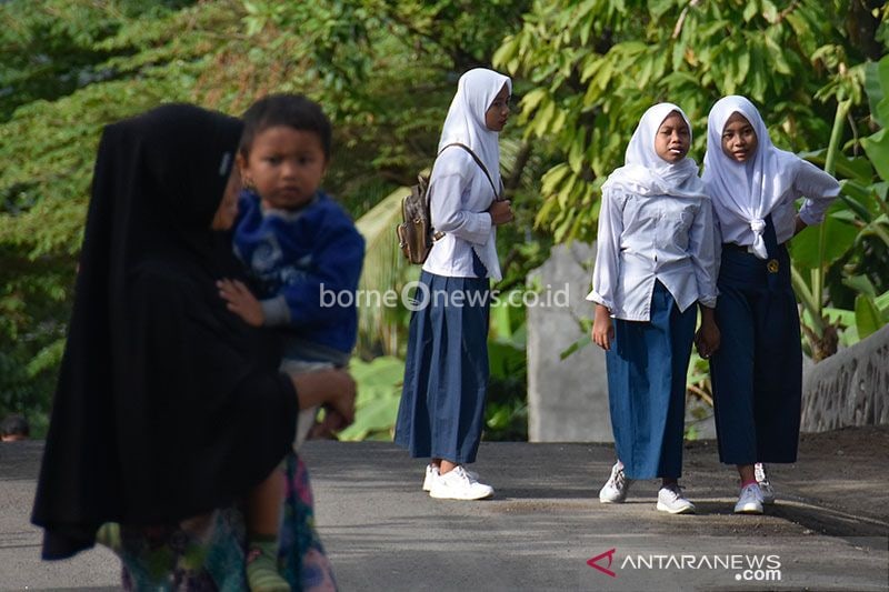 Arsip foto - Sejumlah siswi SMP berjalan pulang dari sekolahnya di Desa Bukit Tinggi, Kecamatan Gunungsari, Lombok Barat, NTB, Senin (13/7/2020). Pada hari pertama masuk sekolah di sebagian besar satuan pendidikan di wilayah NTB belum melaksanakan Kegiatan Belajar Mengajar (KBM) tatap muka dan masih dilakukan dari rumah secara daring atau bentuk lain memanfaatkan segala sumber daya yang dimiliki secara optimal karena kasus COVID-19 di NTB masih tinggi. ANTARA FOTO/Ahmad Subaidi/wsj.