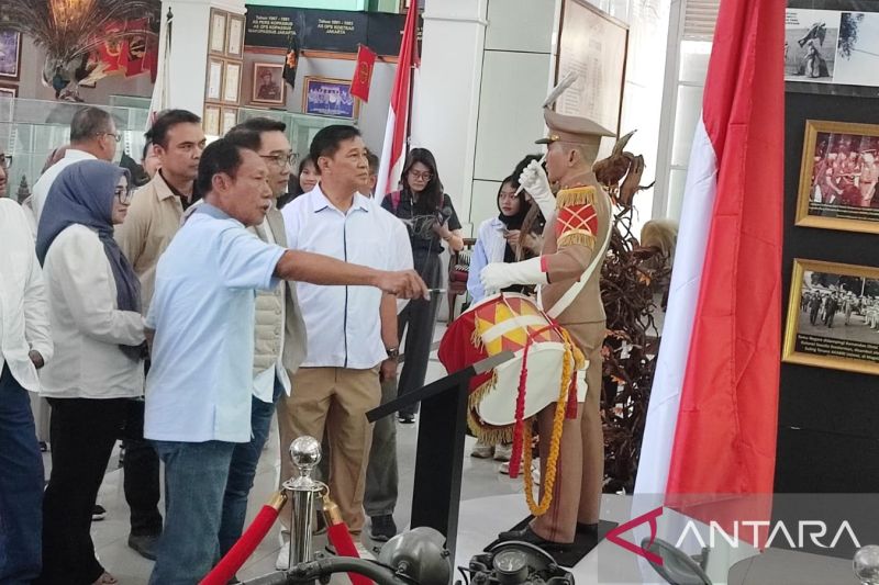 Mantan Gubernur DKI Jakarta Sutiyoso saat mengajak calon gubernur (Bacagub) DKI Jakarta Ridwan Kamil berkeliling Museum Bang Yos di kediaman Sutiyoso, Jalan Raya Kalimanggis, Kelurahan Jatikarya, Kecamatan Jatisampurna, Kota Bekasi, Jawa Barat, Kamis (12/9/2024). ANTARA/Syaiful Hakim
