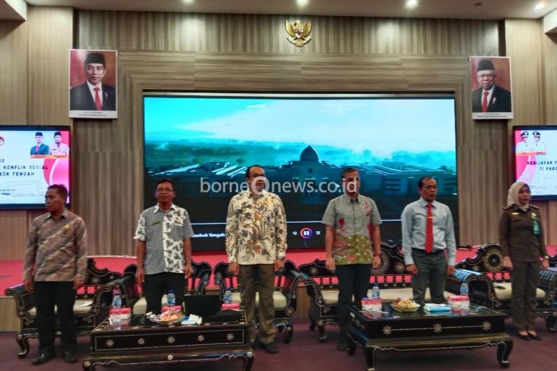 Sekda Lombok Tengah, Provinsi NTB Lalu Firman Wijaya (Tengah) bersama Kepala Bangkpoldagri Kabupaten Lombok Tengah Murdi (Tengah) saat acara sosialisasi kebijakan penanganan konflik sosial di Lombok Tengah, Kamis (12/09/2024) (ANTARA/Akhyar Rosidi)