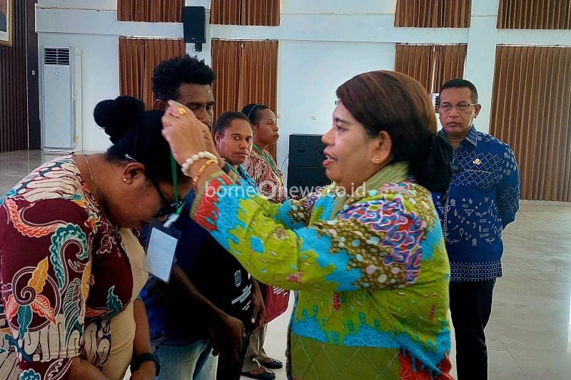 Kepala Dinas Sosial Pemberdayaan Perempuan dan Perlindungan Anak Provinsi Papua Barat Daya, Beatriks Msiren menyematkan kartu tanda peserta pelatihan di Kota Sorong, Kamis (12/9/2024) (ANTARA/Yuvensius Lasa Banafanu)