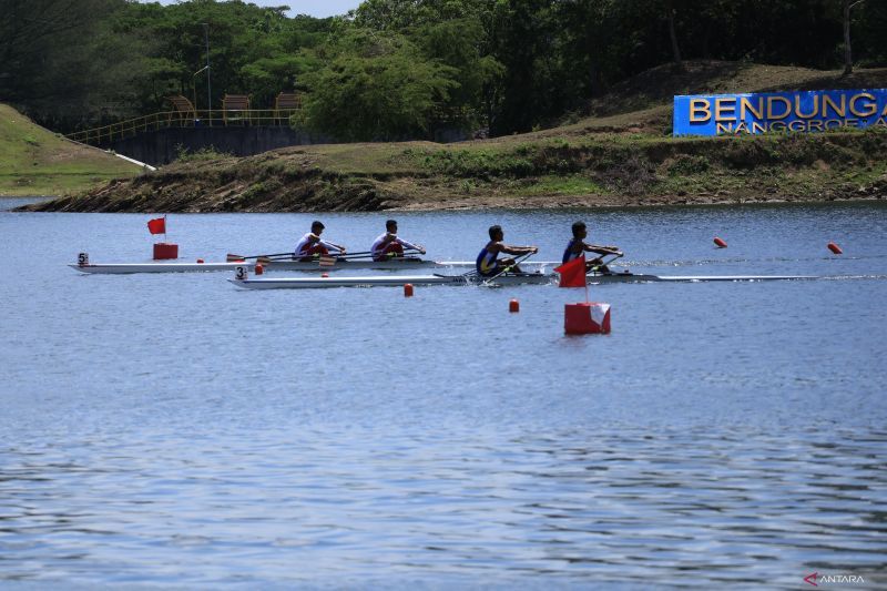 Pedayung Andryan Pardomuan S yang berpasangan dengan Johanes Franxisco (paling kiri) bersaing ketat dengan pasangan Rafiq Wijdan Yasir yang berpasangan dengan Muhammad Habil Yasin (paling kanan) di final dayung rowing di Bendungan Keuliling Aceh Besar, Kamis (12/9/2024). ANTARA/Muhammad Zulfikar.