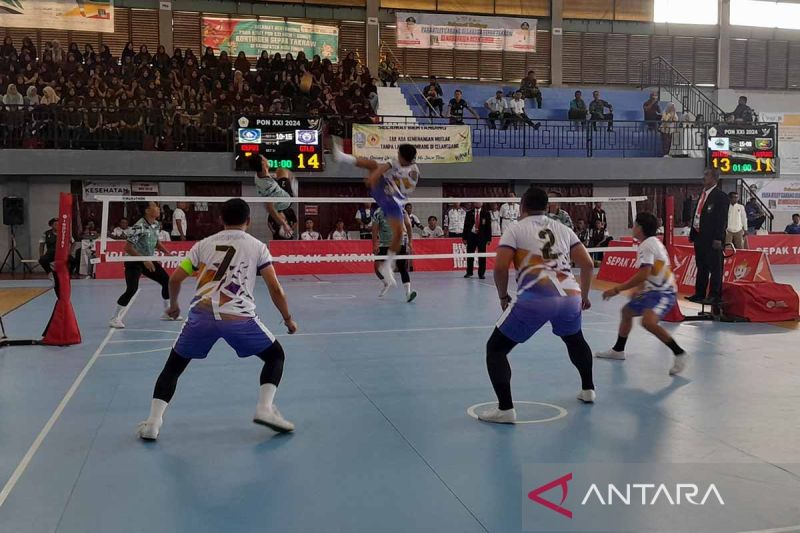 Atlet Gorontalo menghadapi Kepulauan Riau pada pertandingan nomor kuadran putra cabang olahraga sepak takraw PON XXI di Gedung Idi Sport Center, Idi, Kabupaten Aceh Timur, Kamis (13/9/2024). ANTARA/M Haris SA