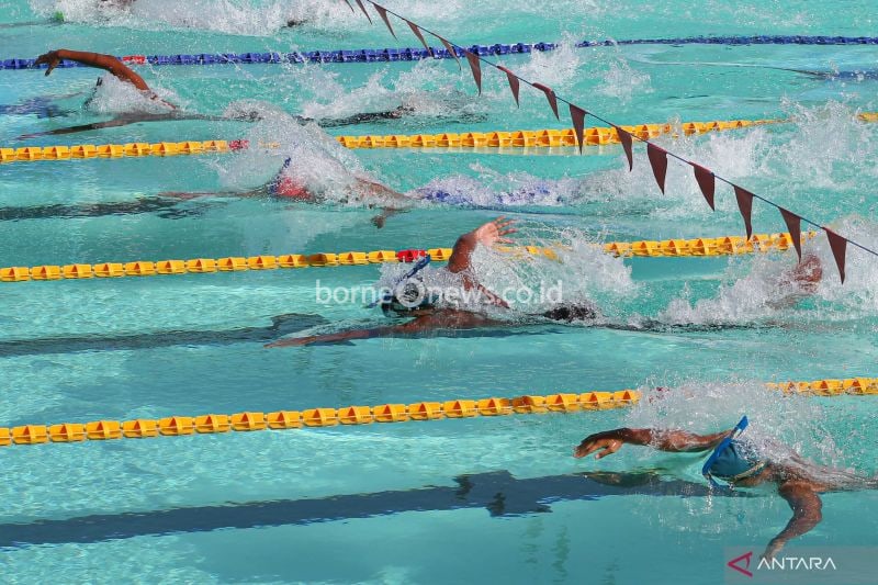 Atlet Provinsi Bali I Made Arya Suryantara (kedua kanan) mengikuti laga babak penyisihan selam kolam nomor 200 meter surface putri pada ajang PON XXI Aceh-Sumut di Kolam Tirta Raya, Banda Aceh, Kamis (12/9/2024). (ANTARA/Khalis Surry)