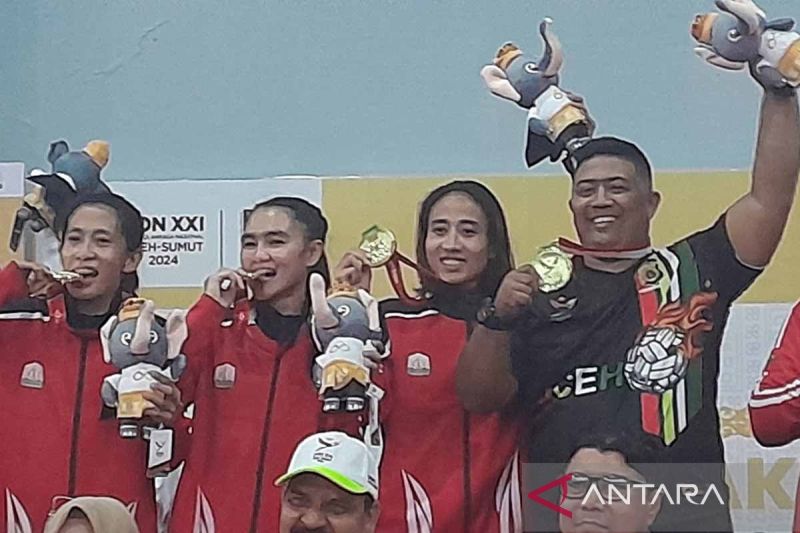 Atlet putri Aceh bersama pelatih usai menerima pengalungan medali emas cabang olahraga sepak takraw PON XXI Aceh Sumut untuk nomor double event di Gedung Idi Sport Center, Idi, Kabupaten Aceh Timur, Minggu (8/9/2024). ANTARA/M Haris SA