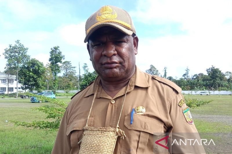 Kepala Dinas Lingkungan Hidup Kabupaten Mimika Frans Kambu (ANTARA/Agustina Estevani Janggo)
