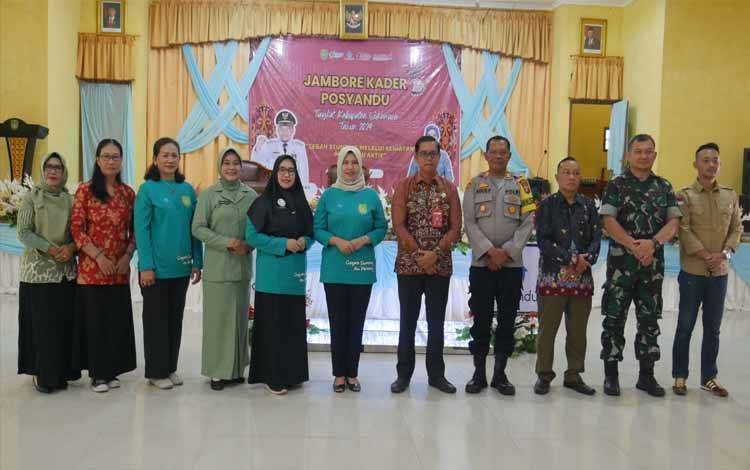 PJ Sekda Sukamara, Yofi Yudistira berfoto bersama usai pembukaan Jambore Kader Posyandu tingkat Kabupaten Sukamara di BPG, Kamis, 12 September 2024. (FOTO: NORHASANAH)