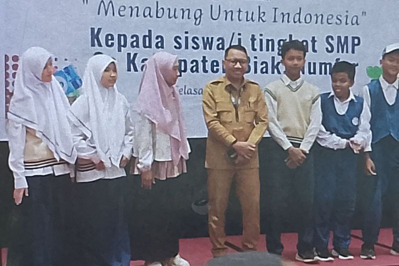 Kadis Pendidikan Kabupaten Biak Numfor Kamaruddin S.Pd bersama siswa satuan pendidikan SMP Biak.ANTARA/Muhsidin