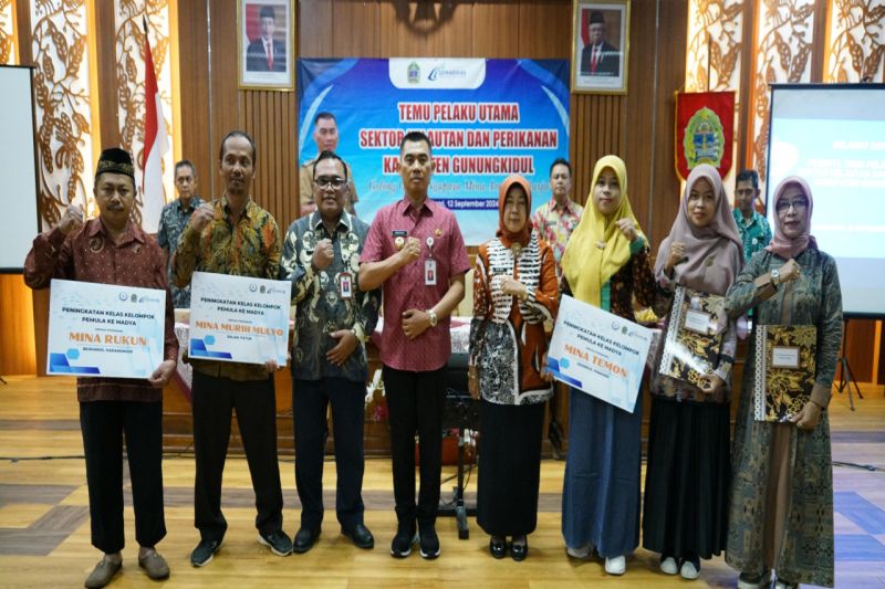 Bupati Gunungkidul Sunaryanta memberikan bantuan kepada poklasar dan pokdakan di Kabupaten Gunungkidul, DIY, pada Kamis (12/9). (ANTARA/HO-Humas Pemkab Gunungkidul)