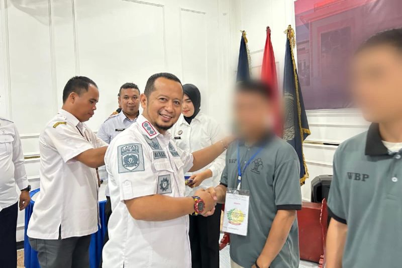 Lembaga Pemasyarakatan Kelas IIA Labuhan Ruku secara simbolis membuka pelatihan budi daya ayam kampung di Kabupaten Batu Bara, Sumatera Utara, Kamis (12/9/2024). (ANTARA/HO-Lapas Kelas IIA Labuhan Ruku)
