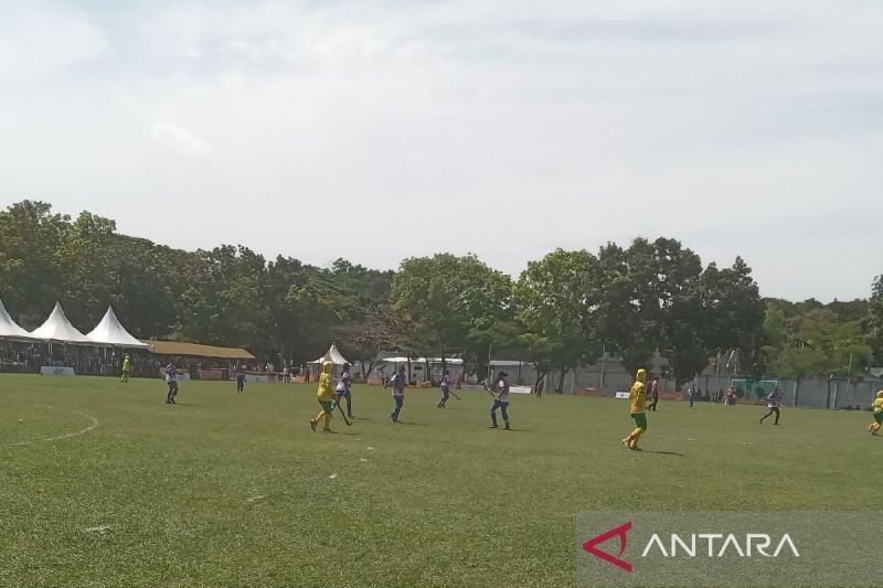 Tim hoki putri Kalimantan Timur harus berbagi poin dengan Papua usai ditahan imbang 1-1 dalam laga penyisihan di Pekan Olahraga Nasional (PON) XXI Aceh-Sumut XXI-2024 di Lapangan Universitas Negeri Medan, Kamis. (ANTARA/Anggi Luthfi Panggabean)