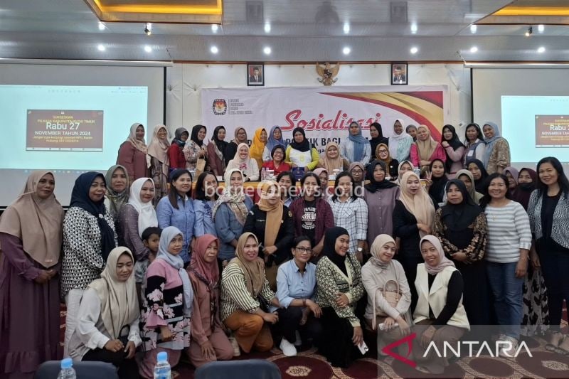 Kaum perempuan di Sangatta, Kutai Timur, diberikan pendidikan politik oleh KPU Kutai Timur, Sangatta, Kamis (12/9/2024). (ANTARA/Muhammad Hafif Nikolas)