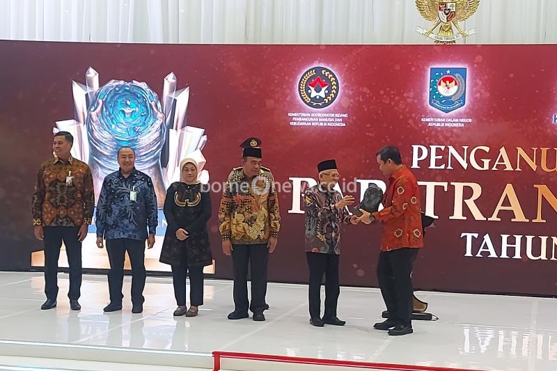 Wakil Presiden Ma'ruf Amin saat menyerahkan Penganugerahan Paritrana Award kepada sejumlah pihak yang berkontribusi aktif dalam perluasan cakupan Jaminan Sosial Ketenagakerjaan di Jakarta, Kamis (21/9/2024). (ANTARA/Andi Firdaus)