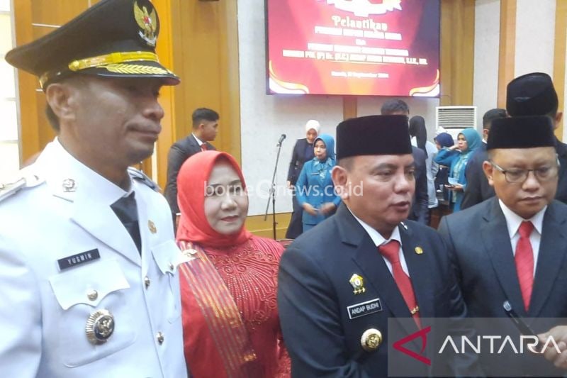 Penjabat Gubernur Sultra Andap Budhi Revianto (tengah) bersama Penjabat Bupati Kolaka Utara Yusmin (kiri) dan mantan PenjabatBupati Kolaka Utara Sukamto Toding (kanan) saat memberi keterangan pada wartawan usai pelantikan di aula kantor gubernur, Kamis. (ANTARA/Azis Senong)