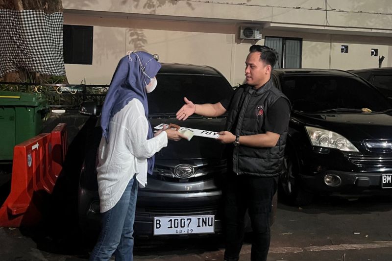 Polisi mengembalikan mobil yang dicuri kepada korban wanita berinisial BI, Jakarta, Kamis (12/9/2024). ANTARA/HO-Polda Metro Jaya