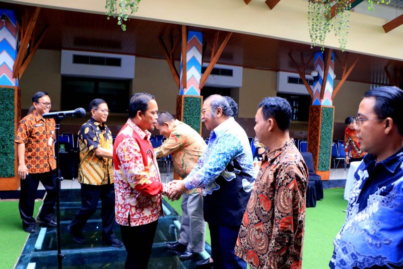 Penjabat (Pj) Wali Kota Tangerang, Dr. Nurdin memberikan ucapan selamat kepada Ketua Forum Tanggung Jawab Sosial dan Lingkungan (TJSL) Dafyar Eliade Hardian dalam acara Musda Forum TJSL di Puspemkot Tangerang, Kamis. ANTARA/HO-Pemkot Tangerang