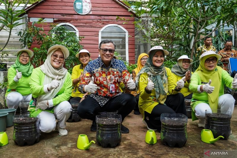Wali Kota Jakarta Pusat Dhany Sukma bersama Tim Penggerak Pemberdayaan dan Kesejahteraan Keluarga (TP PKK) menanam bawang merah di kantor Wali Kota Jakarta Pusat, Kamis (12/9/2024). ANTARA/Ho-Pemerintah Kota Jakarta Pusat