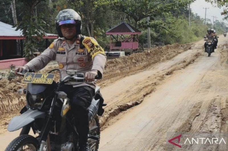 Kapolsek Peranap Iptu Dodi Hajri saat berpatroli menggunakan sepeda motor dalam rangka patroli jelang pilkada. (ANTARA/HO-Polsek Peranap)