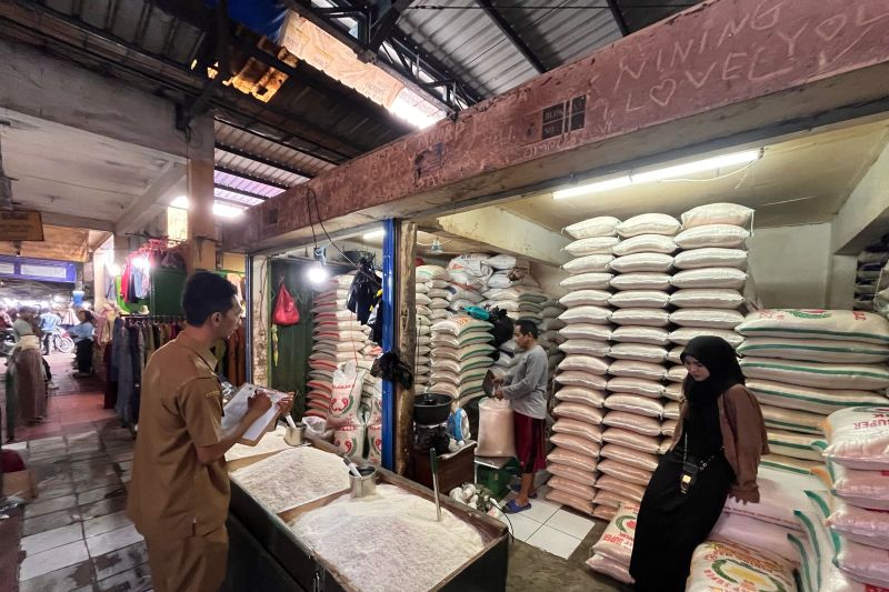 Harga beras medium di sejumlah pasar tradisional di Kabupaten Lebak, Banten sejak sepekan terakhir ini mulai menurun tipis berkisar antara Rp 100 sampai Rp200 per kilogram.ANTARA/Mansur