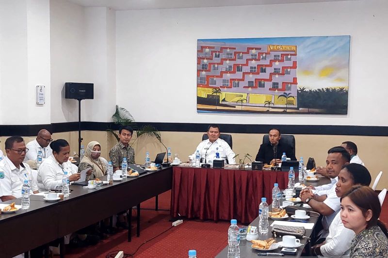 Pemerintah Kota Sorong saat rapat bersama BPJS Kesejatan membahas strategis akomodasi seluruh masyarakat Kota Sorong di Kantor Wali Kota, Senin (9/9/2024). ANTARA/Yuvensius Lasa Banafanu.
