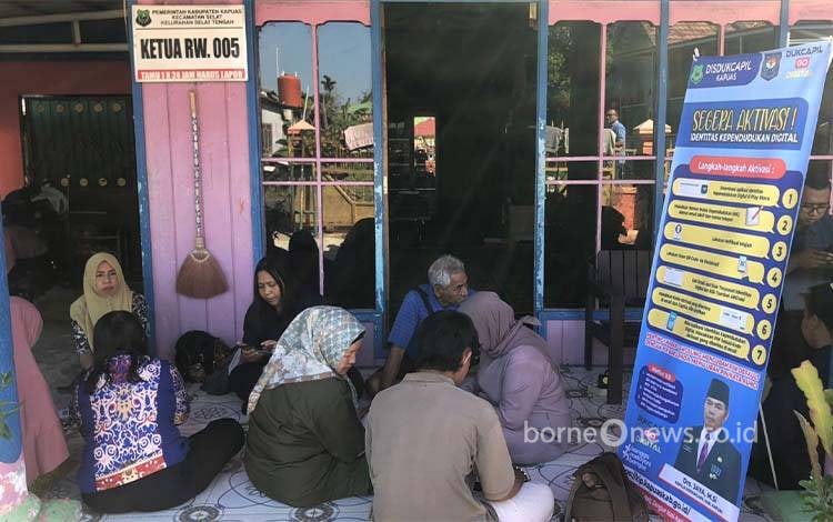 Ratusan Warga Kelurahan Selat Tengah Aktivasi IKD